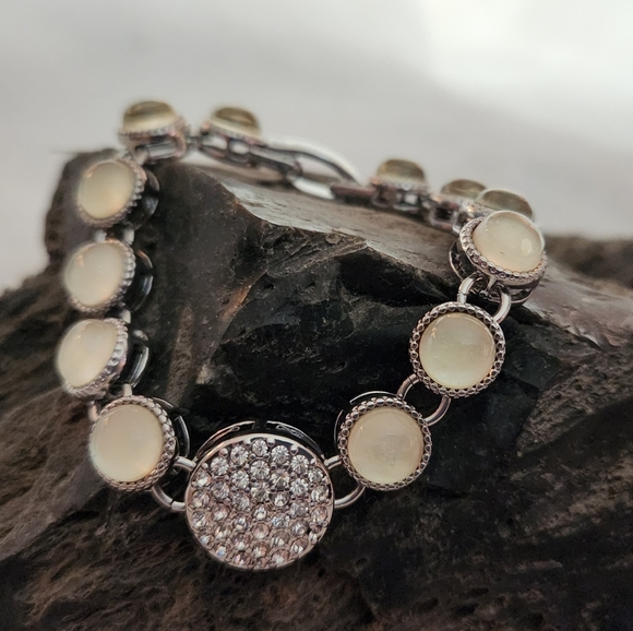 NWT Lia Sophia "Bay Breeze" Rhinestone & Mother of Pearl bracelet - Picture 1 of 8